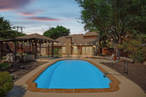 3BD Retreat with Pool & Patio Mins to Attractions